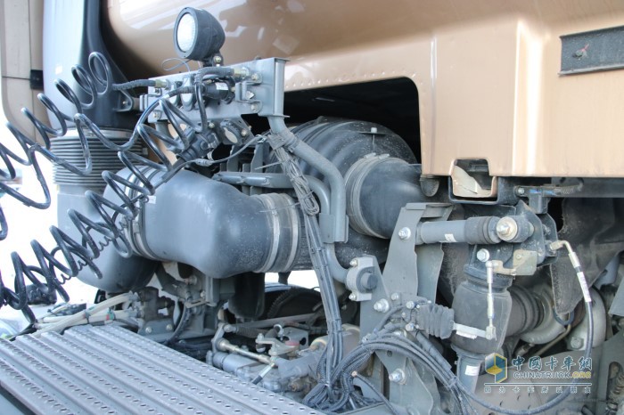 豪沃T7轻量化牵引车采用了四点气囊驾驶室悬挂