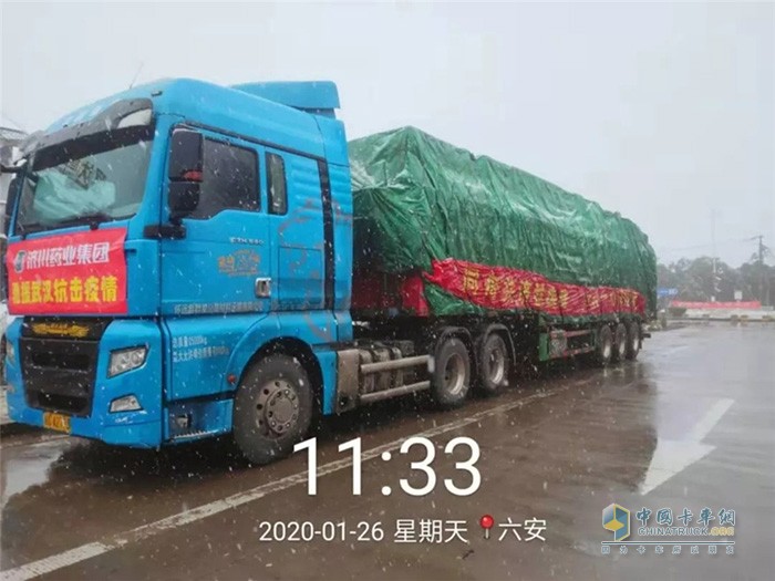 中国重汽服务站为运送物资车辆提供亲人服务