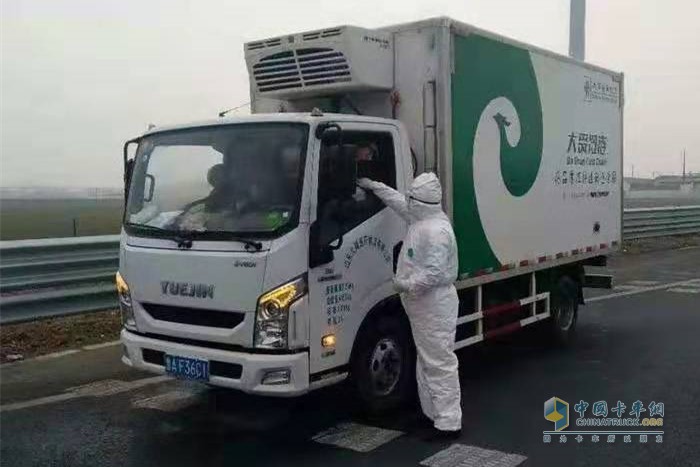 武汉返程运送车辆需经过卫生防疫部门全面的防疫消毒并对驾驶员进行有效隔离