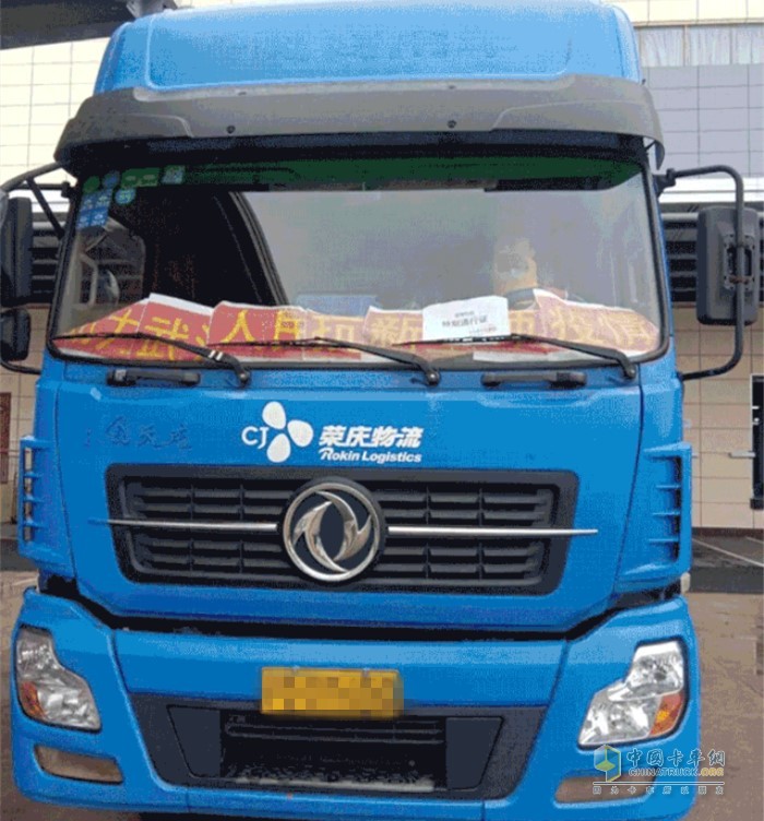 装载东风康明斯发动机的运输车为武汉地区运送救援物资