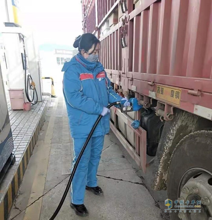 运输支援物资的车辆在河北高速中海油油站免费加注可兰素