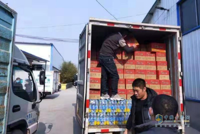 江淮卡哥牛广安与好友捐赠的物资