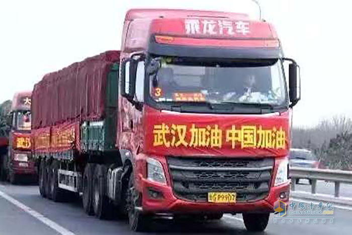 1月28日，20多位驾驶员“人歇车不歇”，驾驶14辆满载新鲜蔬菜的大货车火速驶向武汉