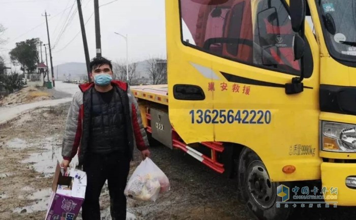 潍柴服务人员第一时间赶赴车辆受困地，并为司机送去了食物