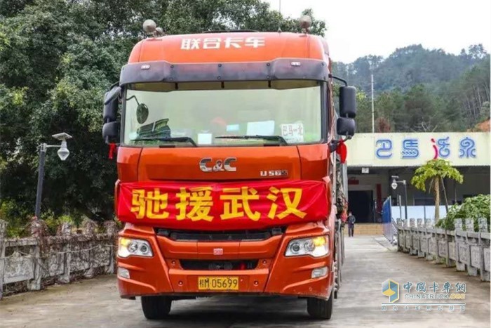 向武汉运输疫情期紧缺物资的联合卡车