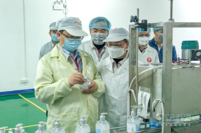 比亚迪股份有限公司董事长兼总裁王传福向比亚迪中研院院长宫清博士了解免洗手消毒凝胶的生产情况