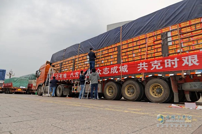 满满物资的乘龙汽车