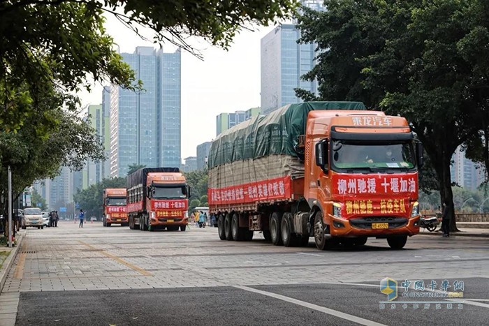 5辆满载着捐赠物资的乘龙汽车