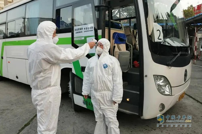 2月25日，车身厂启用9辆消杀后的通勤车，接送97名员工上下班