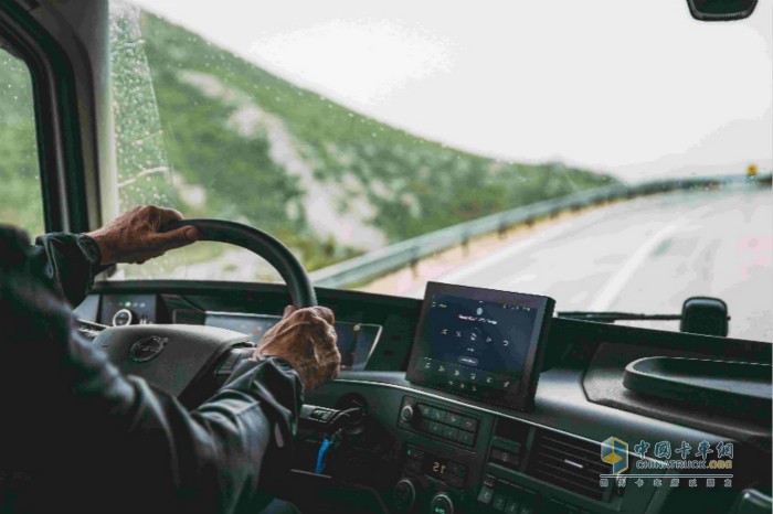 9英寸侧显示屏位于驾驶员可轻松触及的位置，可提供信息娱乐、导航协助、运输信息和摄像头监控画面