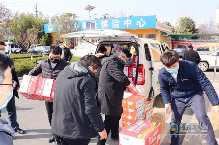 弘康环保总经理孙长城、副总经理郑伟一行在驻马店公路港和金桥社区设置"加油"点