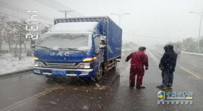 疫情期间，江淮服务站工作人员冒雪提供救灾服务