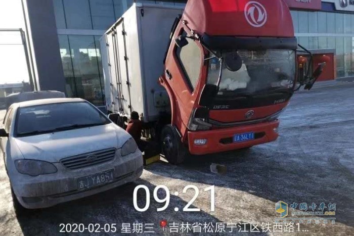 卡友肖昌文驾驶的东风多利卡因电子熄火器时长太久半路损坏，东风轻卡服务站及时救援抢修