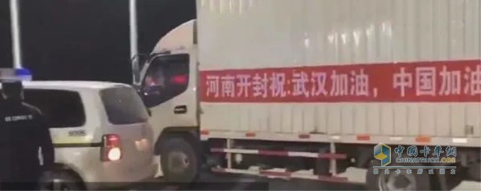 河南开封市北郊乡的4名卡车司机向武汉捐赠了两大卡车“矿泉水”和“泡面”