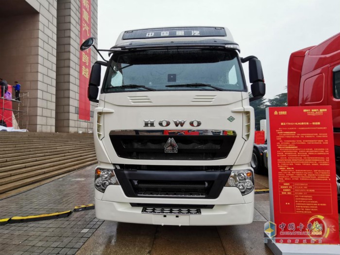 中国重汽HOWO-T7H LNG 6x4 LNG牵引车