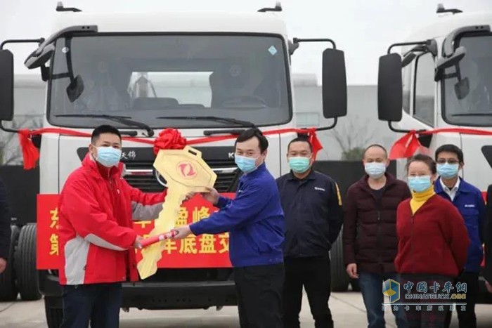 3月13日，东风商用车将500辆东风天锦底盘车正式交付盈峰中联环境