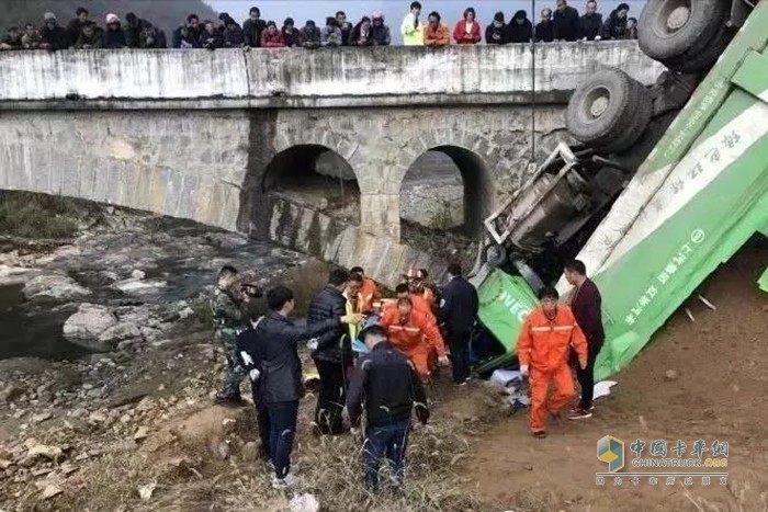 红岩驾驶室整体后移技术在湖南株洲成功守护两名卡友安全