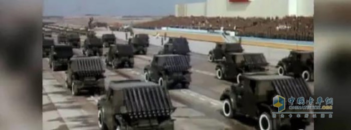 在1981年华北大演习的阅兵式上就有跃进230装载火箭炮的威武身影