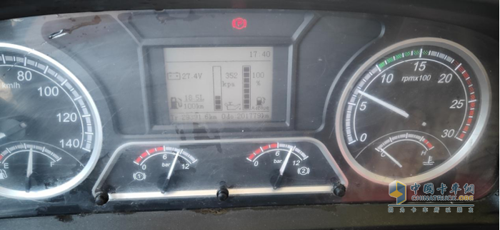 乘龙H5仪表盘清清楚楚地显示着油耗与公里数