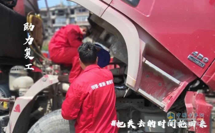 潍柴服务人员赶在客户开工前对发动机进行点检