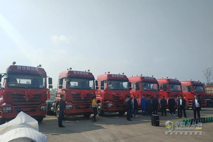 陕汽商用车在临汾区域举行批量轩德燃气牵引车交付仪式