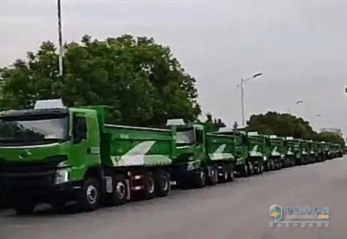 河南南阳乘龙工程车批量交车