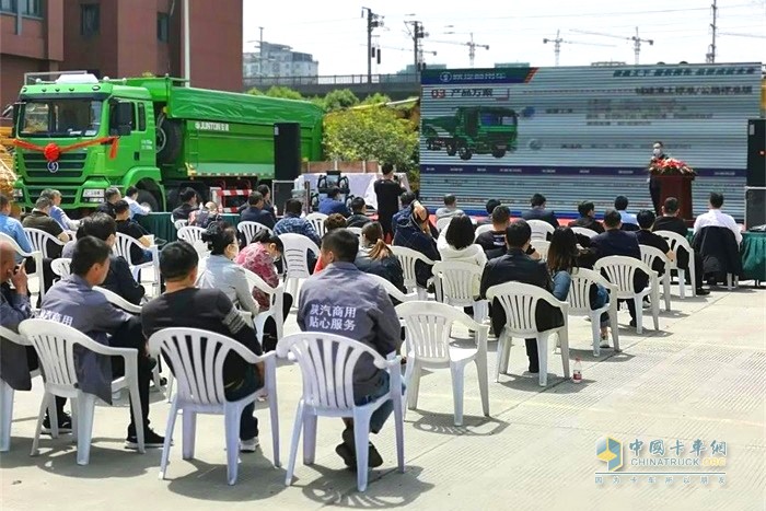 轩德康明斯渣土车的交付仪式