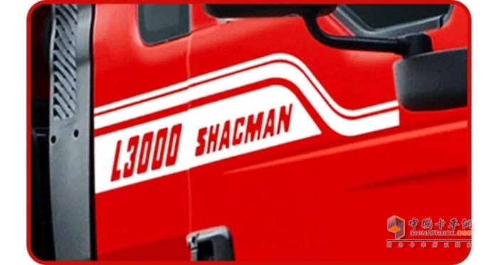 镂空“SHACMAN L3000”车贴，为陕汽L3000的英文标识，凸显品牌归属感