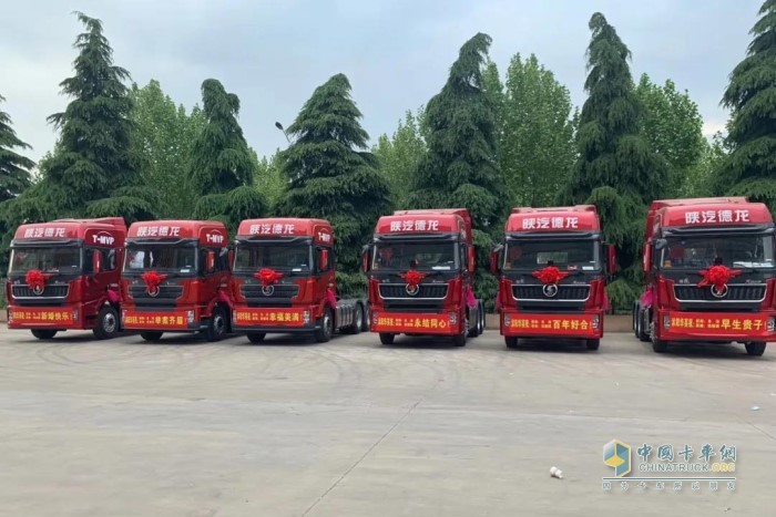 由6辆红色陕汽重卡组成迎亲车队出现在江苏省沭阳县街头