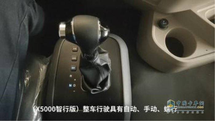 德龙X5000智行版AMT变速箱设有A/M（自动/手动）模式、E/P（经济/动力）模式和LOAD（蠕行）模式