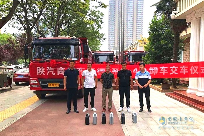 轩德6系8×4自卸车在陕西蓝田成功批量交付