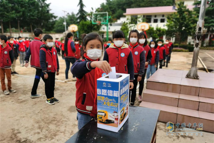 云南玉溪红岩小学学生投递“心愿”中