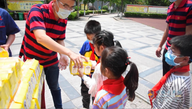 重庆大足双桥实验“红岩小学”学生车内合影