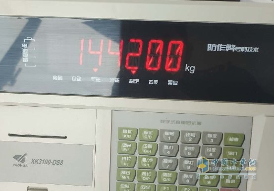 被查处的两辆车的超限超载比例均为100%以上