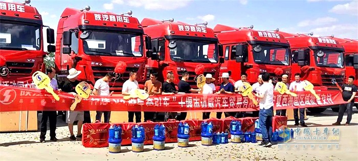 轩德燃气牵引车交付仪式