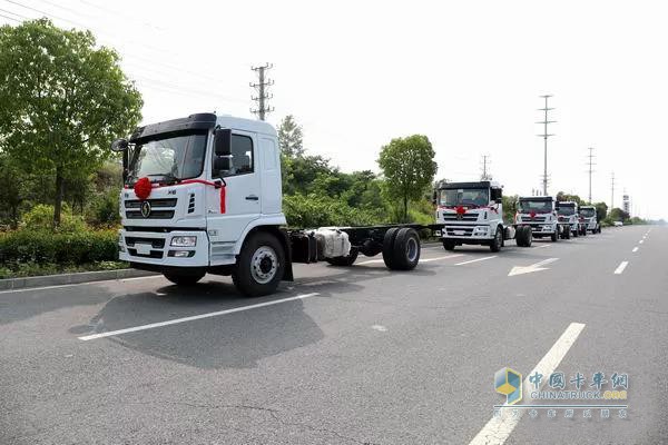 陕汽轩德6系单桥散装饲料运输车