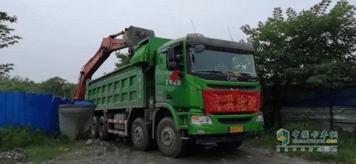 芜湖北坤运输有限公司等单位积极调派联合卡车渣土车奔赴灾区，实施救援，持续向芜湖堤坝运输泥土、黄沙，加对堤坝进行构筑加固