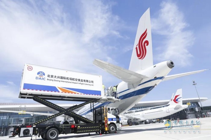 创行业首次  一汽解放新能源食品车正式投放北京大兴机场