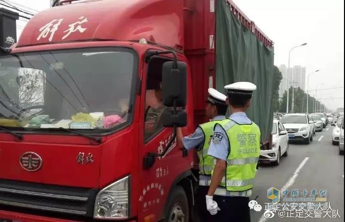 石家庄交警对大货车进行检查