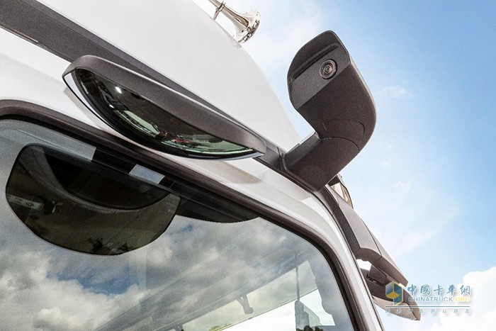 全新电子后视镜（MirrorCam）不仅为驾驶员提供辅助功能，还优化了车辆的风阻系数
