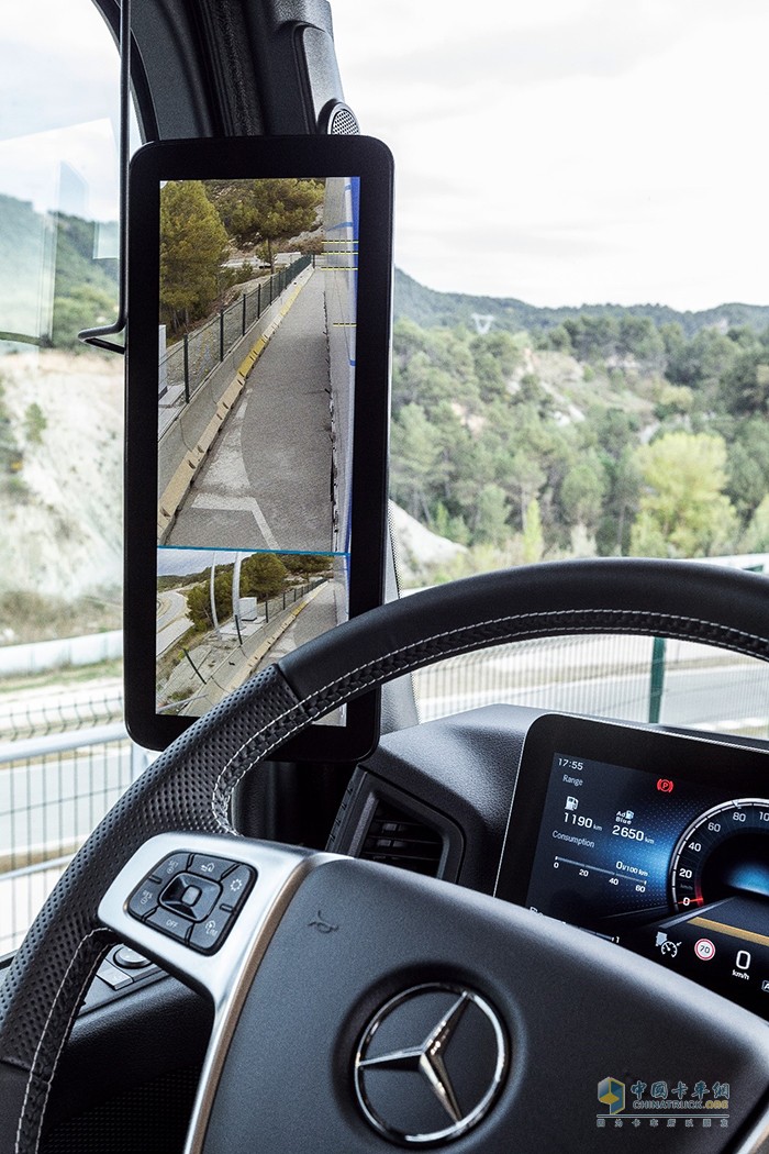 全新电子后视镜（MirrorCam）不仅为驾驶员提供辅助功能，还优化了车辆的风阻系数