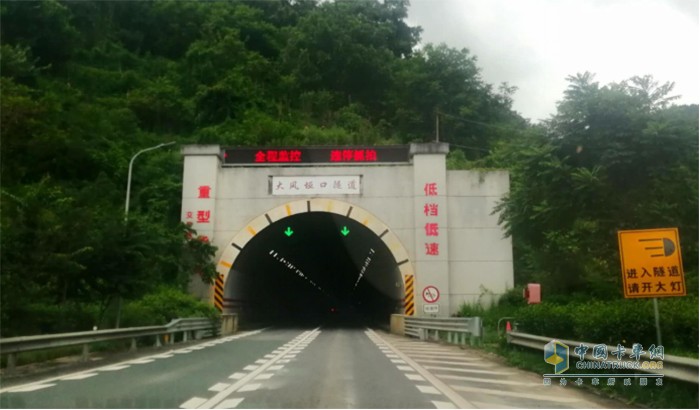 相约云南，与红岩杰狮560大马力牵引车一起征服昆磨高速27公里长坡