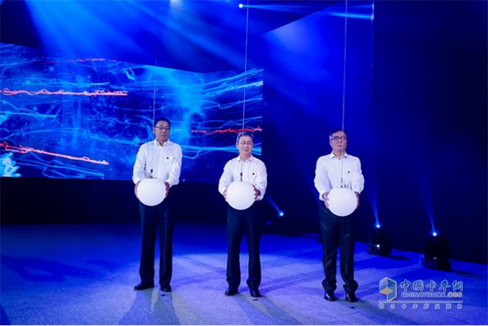 胡汉杰、王志才、钱恒荣三位领导共同启动J6L精英版上市