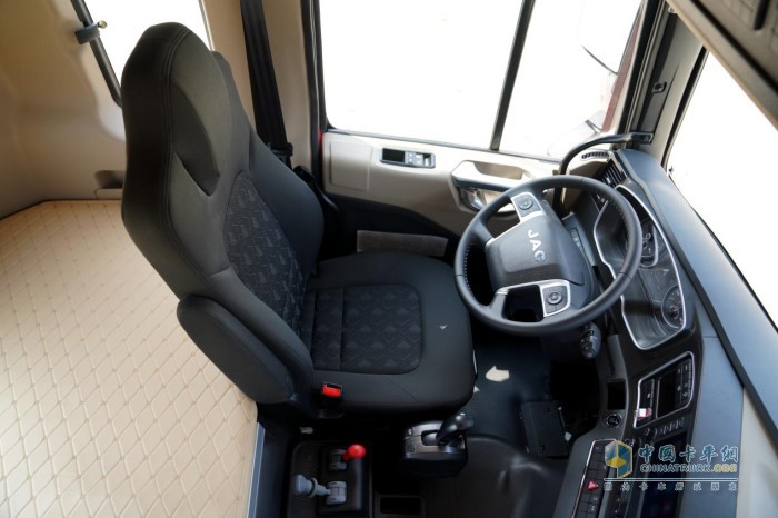 格尔发旗舰版AMT自动挡牵引车主副驾座椅均采用气囊减震座椅