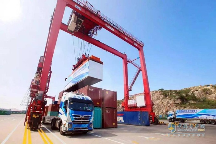 上汽红岩5G智能重卡在上海洋山港实现准商业化运营