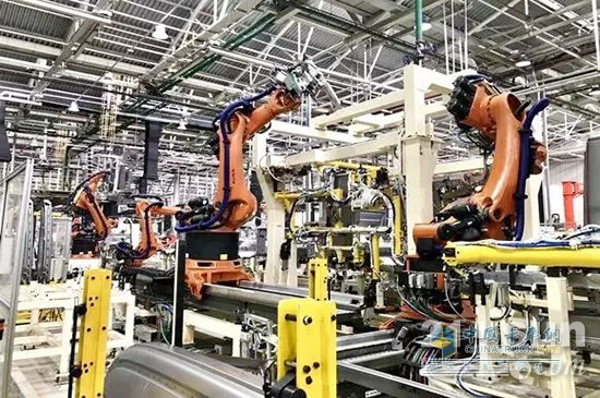 上汽红岩智能化生产线——机器人作业