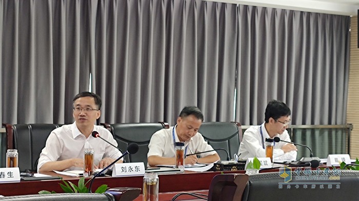 中国电力企业联合会标准化中心主任刘永东宣读联盟宣言