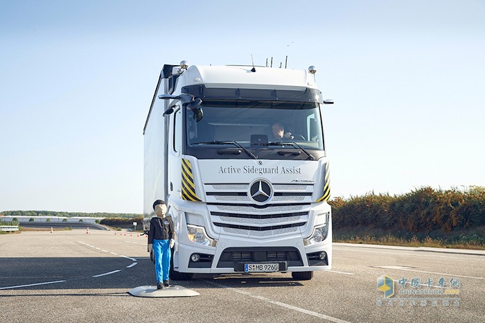 梅赛德斯-奔驰卡车一直在车辆安全领域保持着行业领先