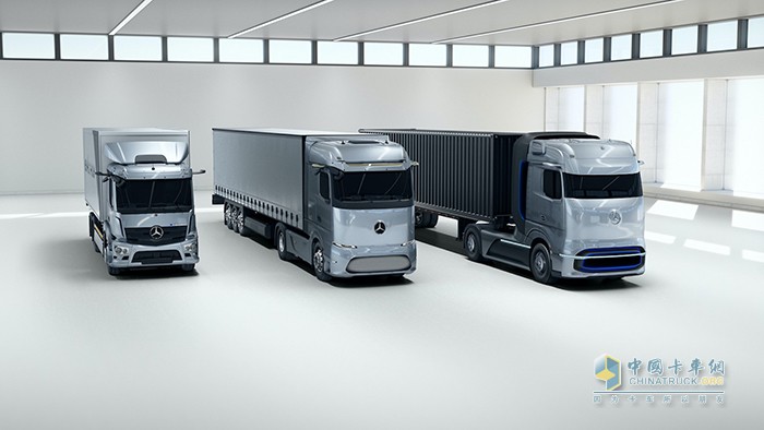  梅赛德斯-奔驰电动化卡车产品组合（左：eActros纯电动重卡；中：eActros LongHaul纯电动长途重卡；右：GenH2燃料电池概念卡车）