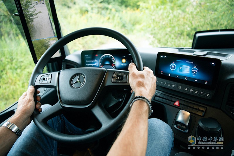 多媒体互动驾驶舱等来自梅赛德斯-奔驰卡车的最新技术也将应用于Arocs车型上